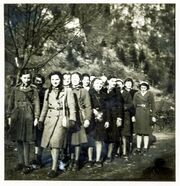 Schülerinnen aus der Edelmannschule ca 1940 3.jpg