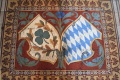 Das lorbeergekrönte Wappen der Stadt Fürth und das weiß-blaue Herzschild der Wittelsbacher. Mosaik im Fußboden des Fürther Rathaus.