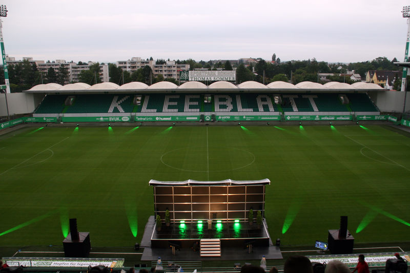 Datei:Ronhof Tribüne 2017 Blick Spielfeld 1.jpg