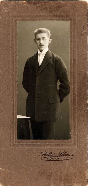 Datei:Schran Bürstenschnitt.jpg