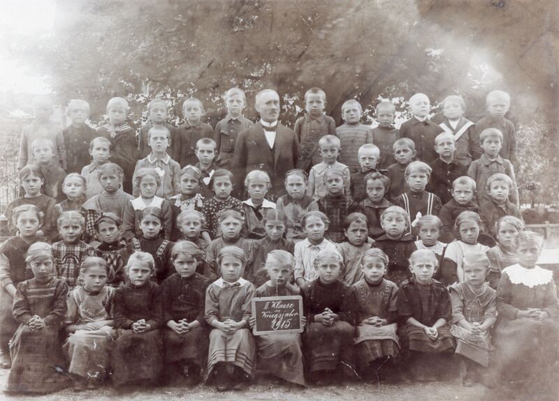 Datei:2 Schulklasse während des Ersten Weltkriegs Burgfarrnbach 1915.jpg