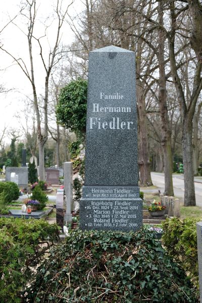 Datei:Grab Fiedler März 2020.jpg