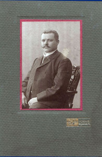 Datei:Krehn Mann im Nadelstreifenanzug.jpg