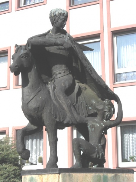 Datei:Lilienstr. 7 Bronzeplastik.jpg