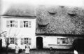 ehem. Bauernhof "Hof am Wasser" alte Haus Nr. 30 heute <!--LINK'" 0:74-->, erbaut 1857 und 1935 abgerissen, links Babette Biegel, geb. Ulrich, Aufnahme von 1930