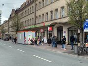 Warteschlangen vor COVID-19 Teststation April 2021.jpg