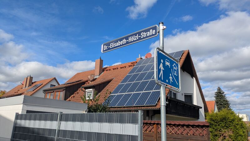 Datei:20251029 Hölzl Straße Schild.jpg
