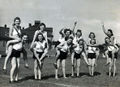 Betriebssportgruppe bei der Firma <!--LINK'" 0:9--> auf dem Gelände des heutigen <!--LINK'" 0:10-->, ca. 1942. Im Bild die Mitarbeiter der Lohnbuchhaltung, im Hintergrund der östliche Teil der "neuen Infanteriekaserne" an der damaligen Magazinstraße