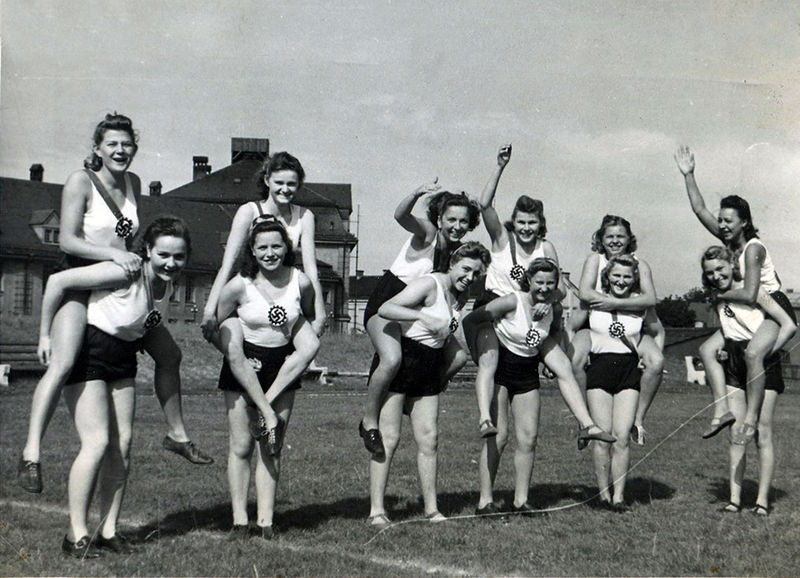 Datei:Betriebssportgruppe Quelle 1942 1.jpg