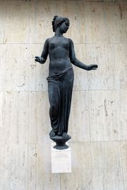 Kirchenstr. 6 Bronzeplastik II.jpg