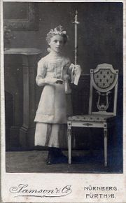 Mädchen mit laaaanger Kerze.jpg