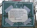 Abgesperrter öffentlicher Spielplatz an der Jahnstraße, Hinweisschild des Grünflächenamtes. 20. März 2020