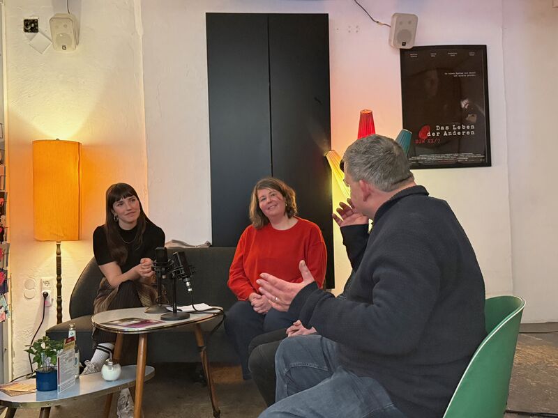 Datei:Carla Hinrichs Bettina Wagegg Uli Schoenweiss.jpeg