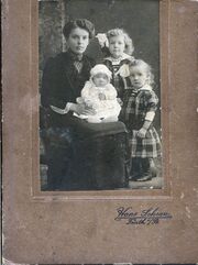 Geschwister mit Mutter Atelier Schran.jpg