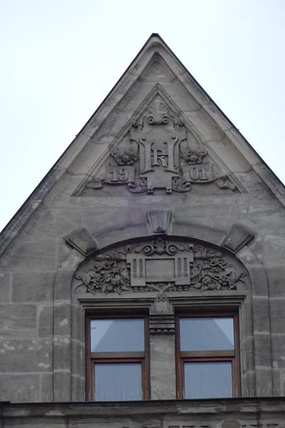 Datei:Giebeldetail Gebäude Mohren-Apotheke.jpg