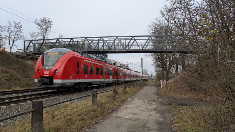 Datei:20251215 Fußgängerbrücke Bahn 5.jpg
