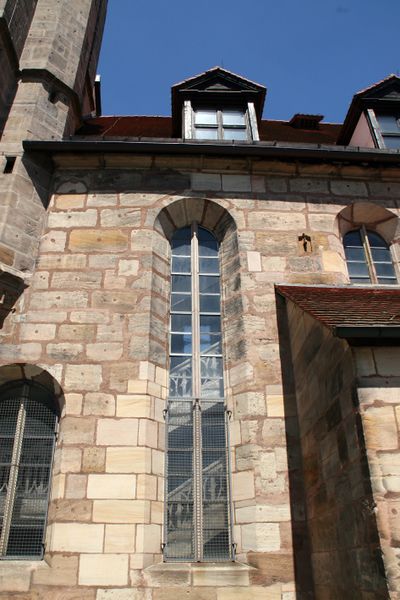 Datei:Michaeliskirche Maurerzeichen Hahn Fenster.jpg