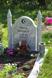 Muslimisches Grabfeld 2 Mai 2020.jpg