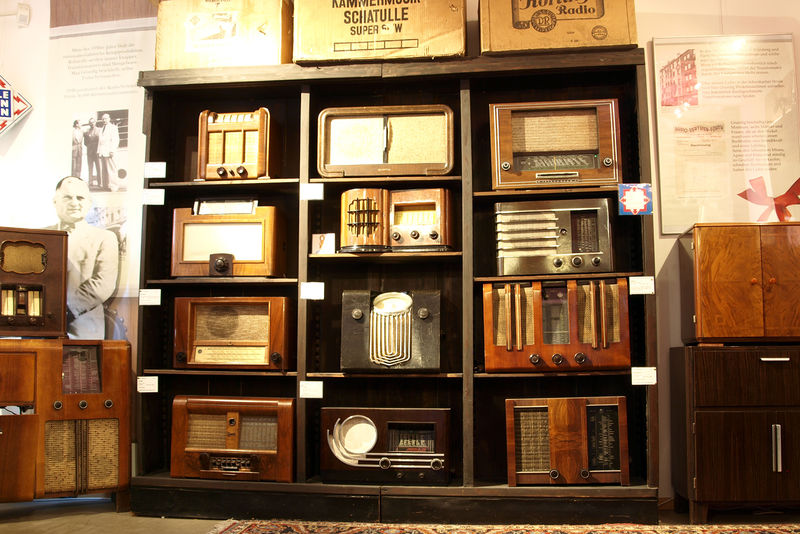 Datei:Rundfunkmuseum Radioladen 1930.jpg