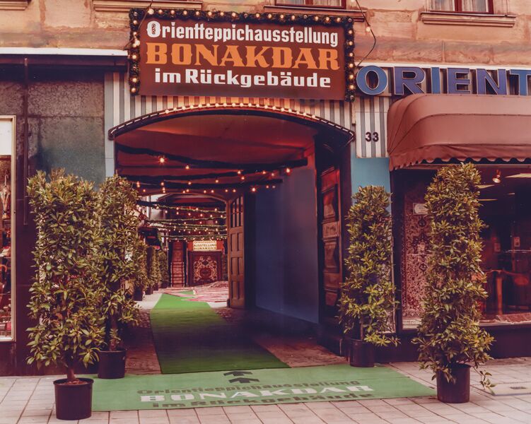 Datei:BONAKDAR 008 Durchgang Hof.jpg