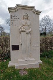 Emilie Lehmus Gedenkstein mit Hinweis Mrz 2020.jpg