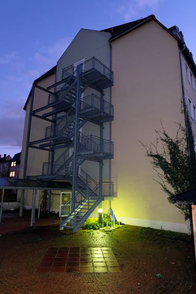 Datei:Curanum Nachbargebäude Nov 2019.jpg