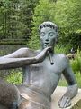 Detailaufnahme / Ausschnitt von Gudrun Kunstmanns Bronze »Der liegende Orpheus/ Ruhender Arion« (1954) an den Weihern im Nürnberger Tiergarten