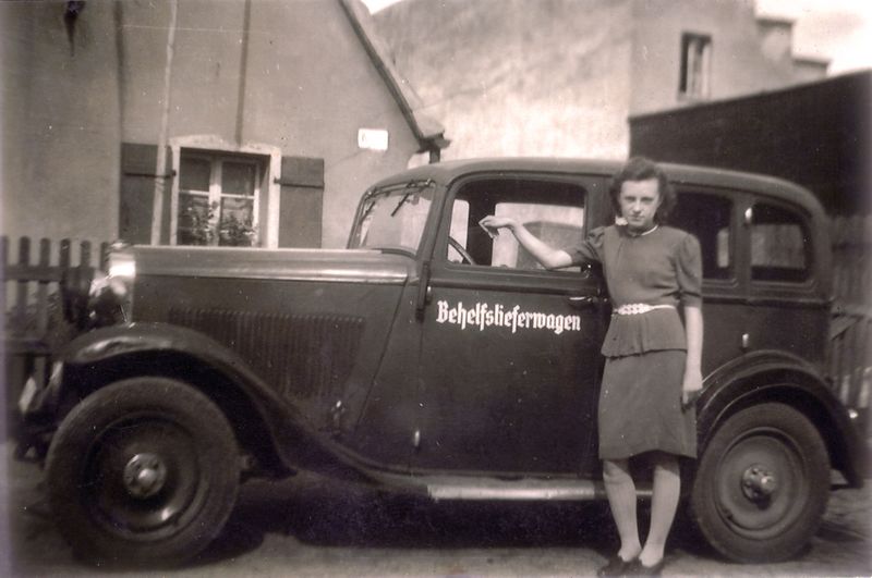 Datei:Anneliese Wagner 1941 mit Behelfswagen vor Poppenreuther Straße 169.jpg
