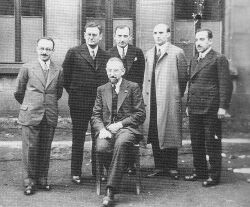 Lehrerkollegium der Israelitischen Realschule 1934/35; vlnr: Heinemann, Mandelbaum, Eldod, Falkenmeier, Kohn, Direktor Prager (sitzend)