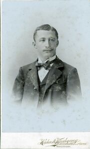 MiF Mann mit Fliege und Bart.jpg