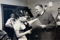 Bürgermeister Willi Müller gratuliert der Spargelkönigin, die, erstmals im Knoblauchsland, an der Stadelner Kärwa gewählt wurde, um 1966