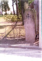 Grenzstein an der Alten Reutstr., 1975. Standort 2021 in der Nähe auf dem Grundstück Laubenweg 23