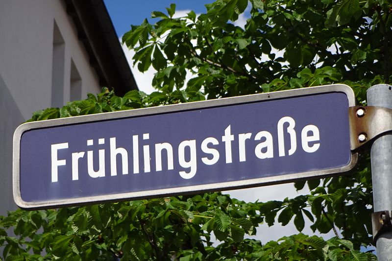 Datei:Straßenschild Frühlingstraße.jpg