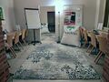 FürthWiki-Laden, zum Fliesenboden passende Teppiche als Maßnahme zur Hallminderung und Steigerung der Aufenthaltsqualität