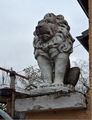 Löwe auf Mauersockel Eingangstür, Fürth, November 2025