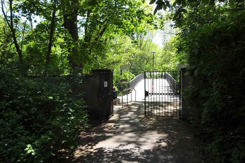 Datei:Friedhof Eingang 1.jpg