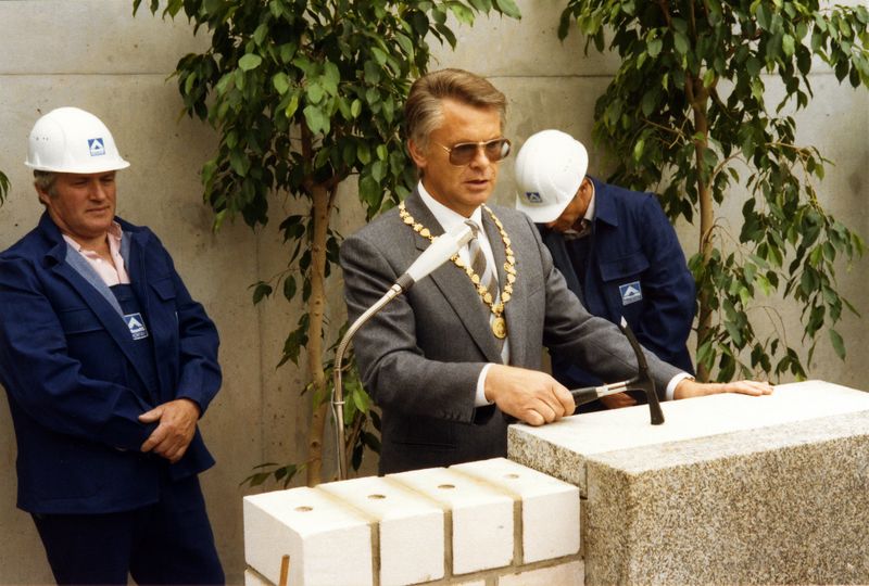 Datei:Klinikum Fürth Grundsteinlegung 6 Juli 1984 3.jpg